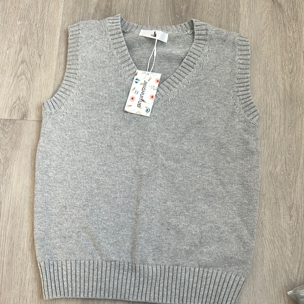 NWT Gray Knit Sleeveless Sweater Vest size Xs